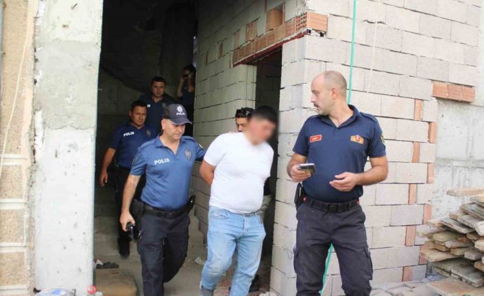 Çatıya çıkan şahsı ekipler ikna edip indirdi