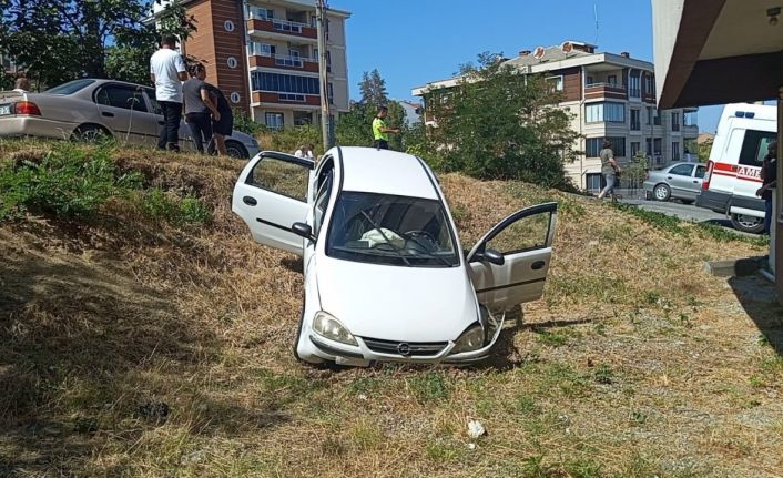 Çaycuma’da iki otomobil çarpışınca araç yoldan çıktı: 1 yaralı