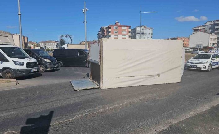 Çerkezköy’de virajı alamayan kamyonet devrildi