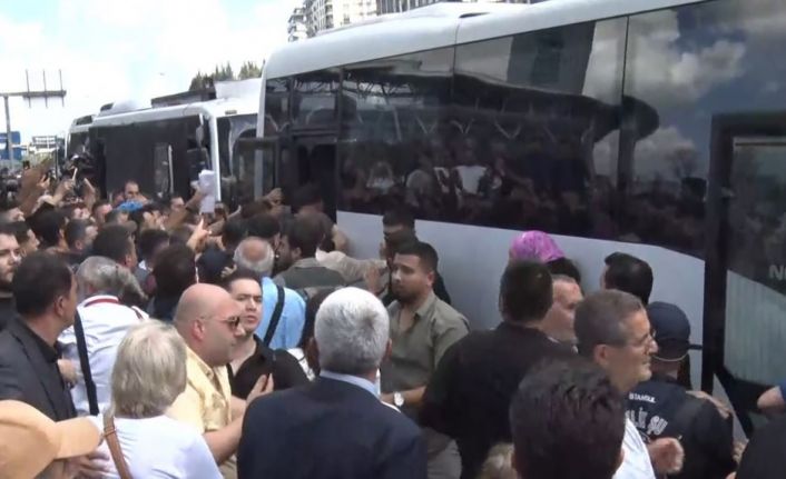 CHP İstanbul İl Başkanlığı önündeki kalabalık, polis otobüsüne saldırdı
