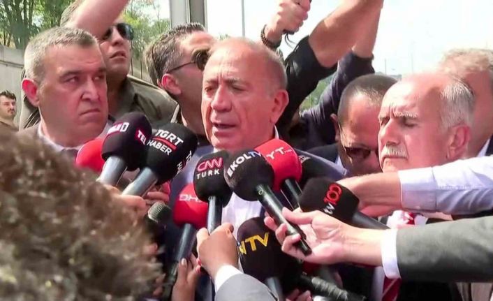 CHP İstanbul İl Başkanlığına gelen Gürsel Tekin’e su şisesi fırlattılar