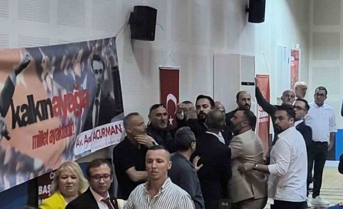 CHP kongresinde kavga: Tekme ve tokatlar havada uçuştu