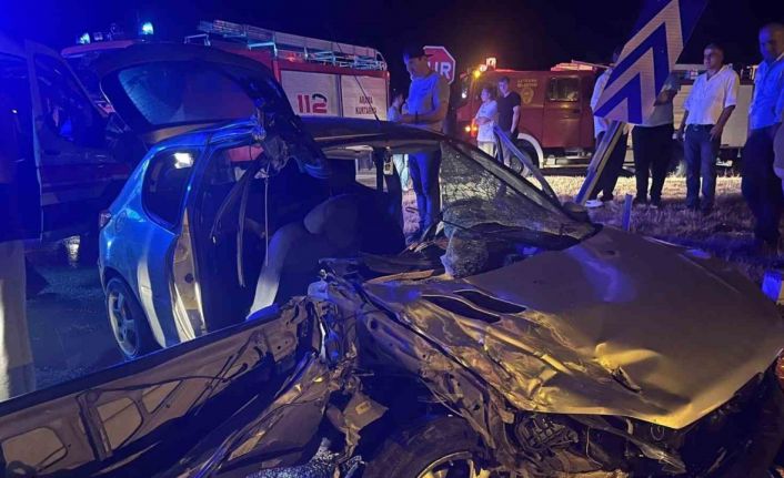 Civciv taşıyan tıra otomobil çarptı; 6 yaralı