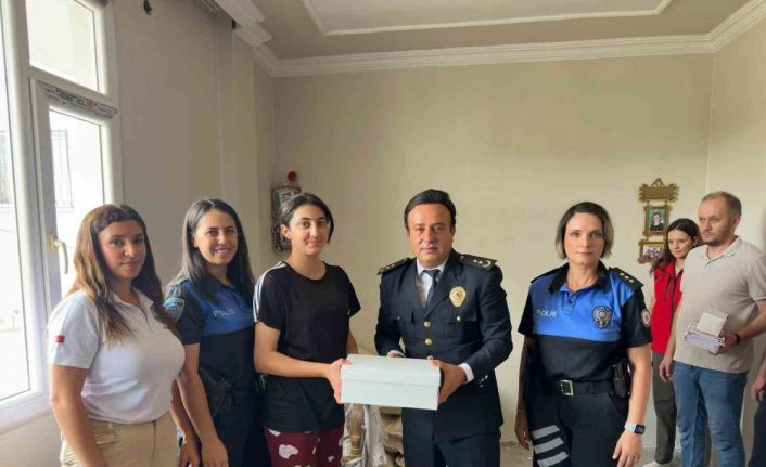 Cizre İlçe Emniyet Müdürü Elmalı, kız çocuklarına ayakkabı hediye etti