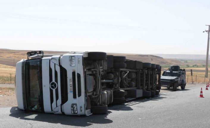 Cizre’de virajı alamayan tır devrildi, sürücü yaralandı