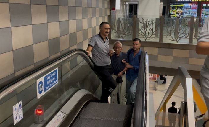 Çocukların çarptığı yaşlı adam metro raylarına düştü
