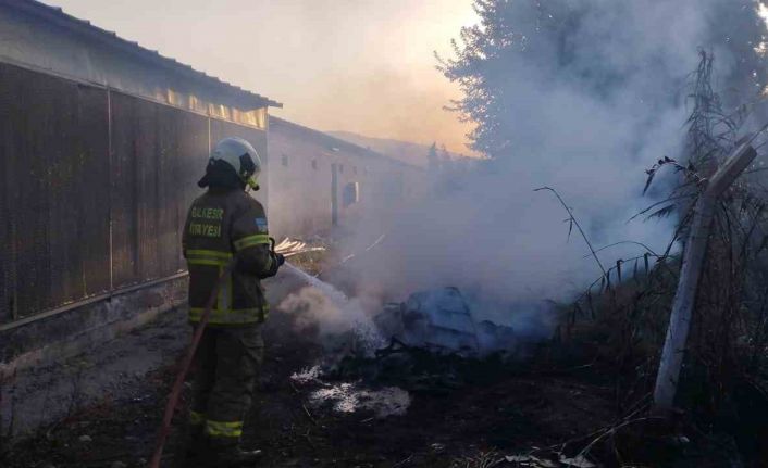 Çöp yangını depodaki tüplere sıçramadan söndürüldü