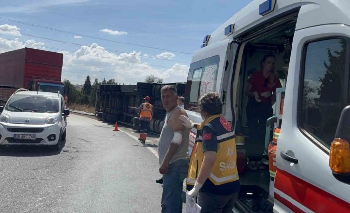 Çorlu’da virajı alamayan tır devrildi