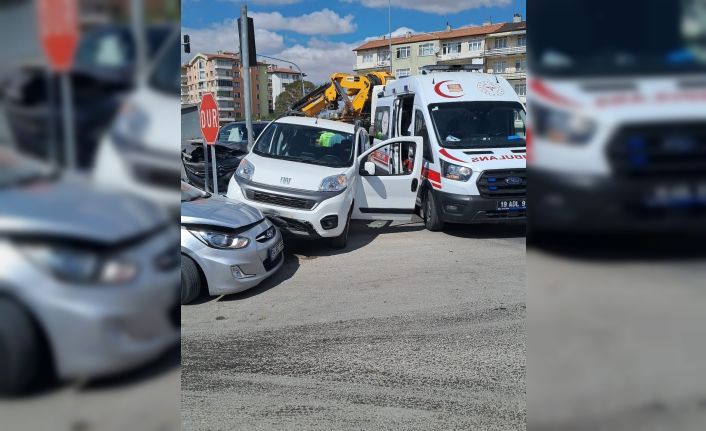 Çorum’da 3 araç kavşakta çarpıştı: 2 yaralı