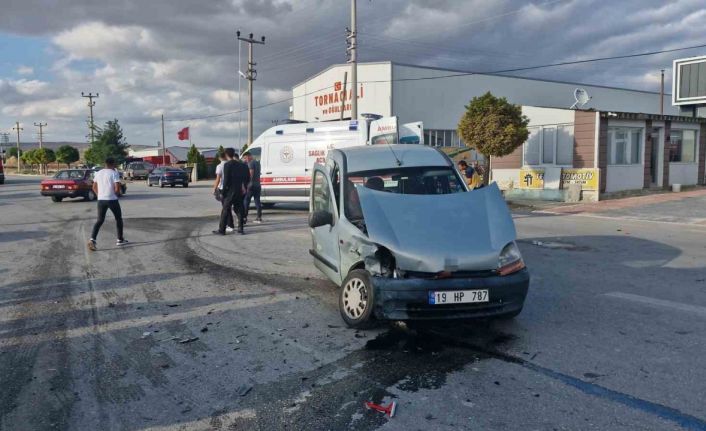 Çorum’da hafif ticari araç ile otomobil çarpıştı: 3 yaralı