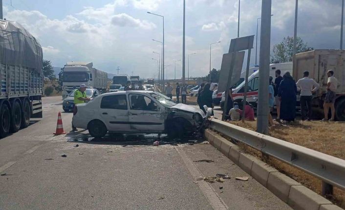 Çorum’da kamyon ile otomobil çarpıştı: 4 yaralı