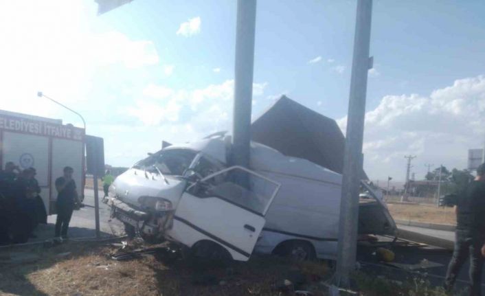 Çorum’da minibüs ile kamyonet çarpıştı: 5 yaralı