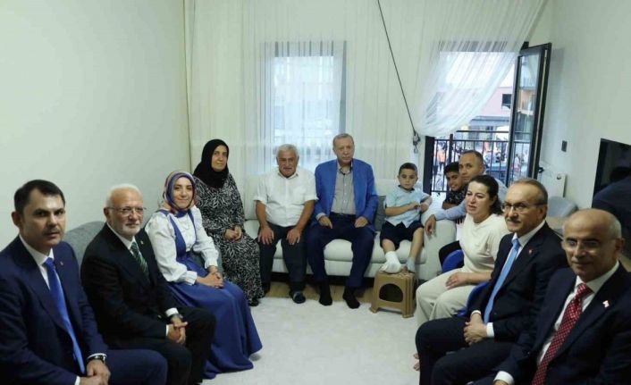 Cumhurbaşkanı Erdoğan, Malatya’da depremzede bir aileyi ziyaret etti