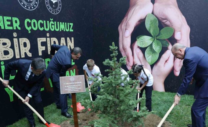 Cumhurbaşkanı Erdoğan, öğrencilerle fidan dikti