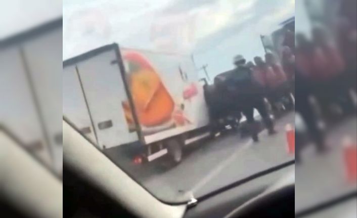 D-100’de kontrolden çıkan kamyonet bariyerlere çarptı: 2 yaralı