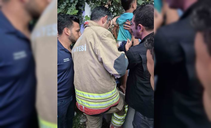 Demir korkuluklara sıkışan çocuk kurtarıldı