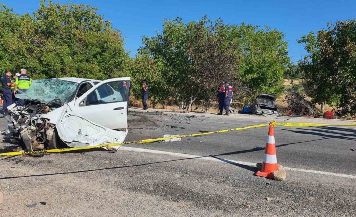 Demirci’de feci kaza: 3 ölü, 2 yaralı