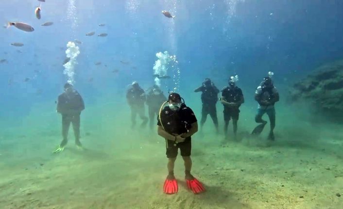Denizin metrelerce dibinde namaz