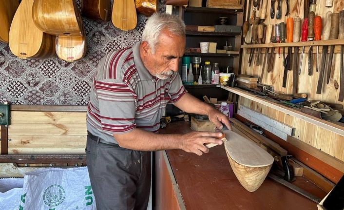Depremde atölyesi yıkılan saz ustasına yer tahsis edildi