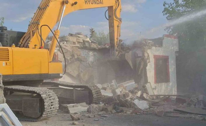 Depreme etkilenen orta hasarlı yapıların yıkımına başlandı