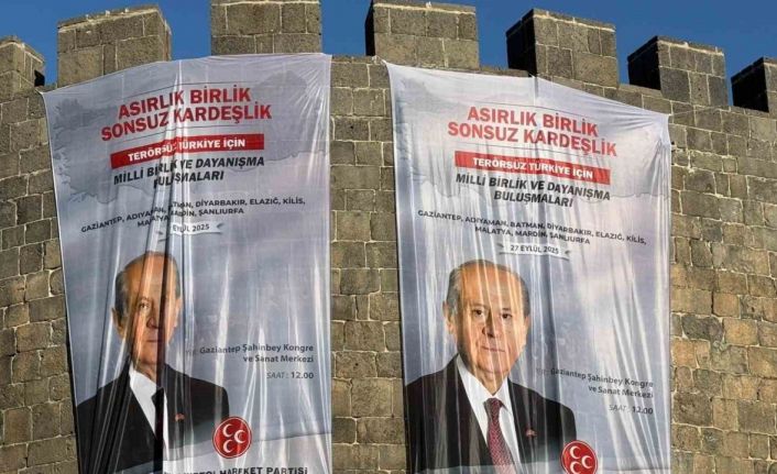 Diyarbakır surlarına Bahçeli’nin posterleri asıldı