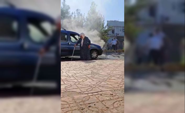Diyarbakır’da faciadan dönüldü: Seyir halindeki araba, yaşlı kadın içindeyken alev aldı