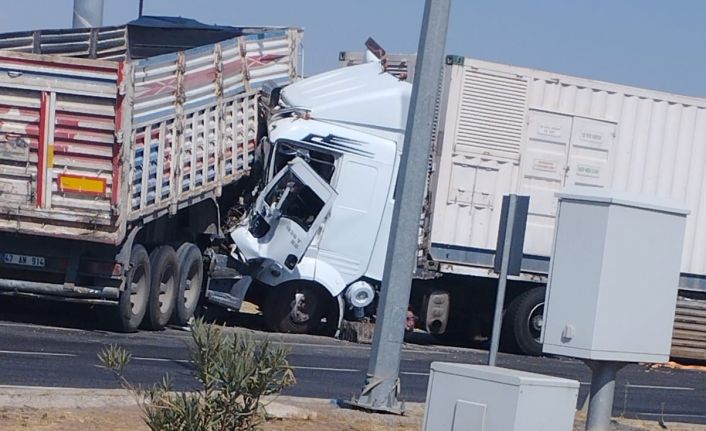 Diyarbakır’da iki tır çarpıştı: 2 yaralı