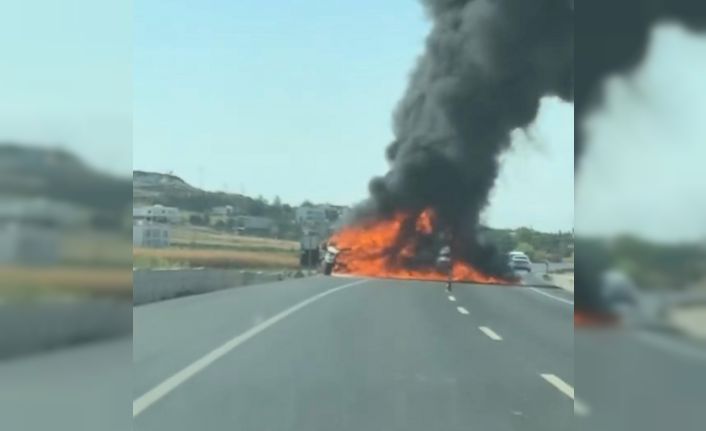 Diyarbakır’da seyir halindeki kamyonet alev topuna döndü