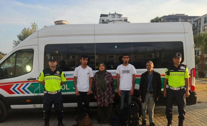 Dört düzensiz göçmen otoyol jandarmasına takıldı
