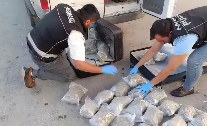 Dronla takip edilen minibüsten 35 kilo uyuşturucu çıktı