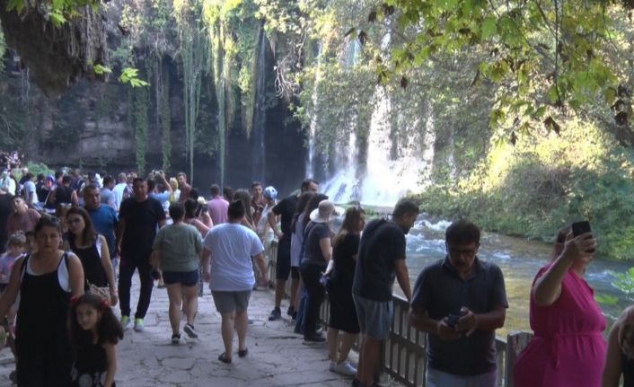 Düden Şelalesi 8 ayda 605 bin ziyaretçiyi ağırladı, sıcaklardan kaçanların uğrak noktası oldu