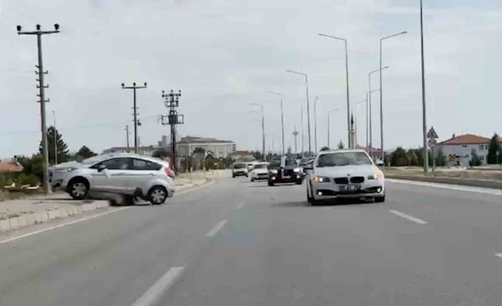 Düğün konvoyundaki kazaya bir sürücünün öne geçme çabası sebep olmuş