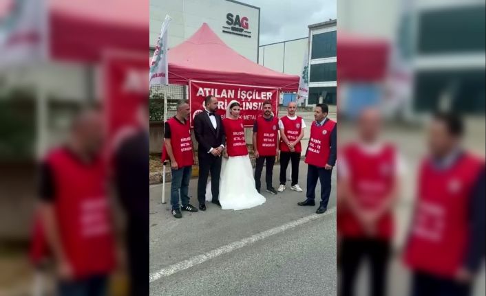 Düğününe saatler kala işten çıkarıldığını öğrendi: Gelinliğiyle fabrika önünde eylem yaptı