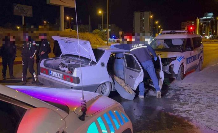 ’Dur’ ihtarına uymayan otomobil sürücüsü polis otosuna çarptı: 2 polis memuru yaralı