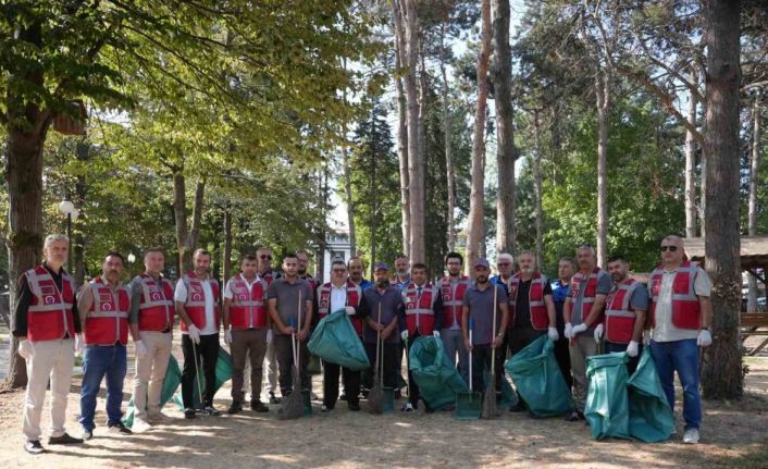 Düzce Belediyesi meclis üyeleri ellerine süpürgeyi aldı