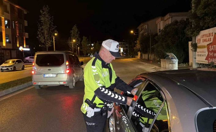 Düzce’de ara sokaklarda da polis ekipleri denetimlerini sürdürüyor