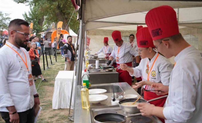 Edirne’de genç aşçılar ekşili köfte için yarıştı
