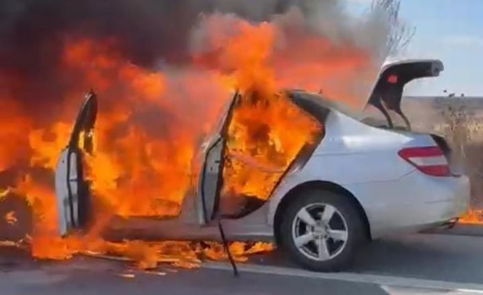 Edirne’de seyir halindeki otomobil alev alev yandı