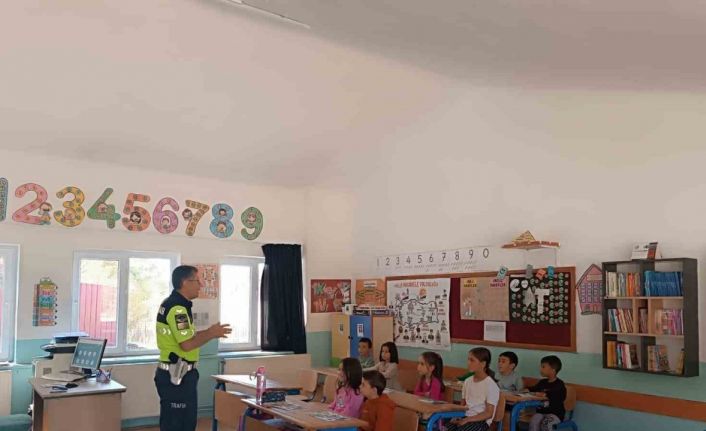 Eğirdir jandarmasından minik öğrencilere trafik eğitimi