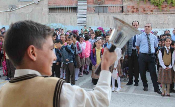 Elazığ’da 110 bin öğrenci ders başı yapacak