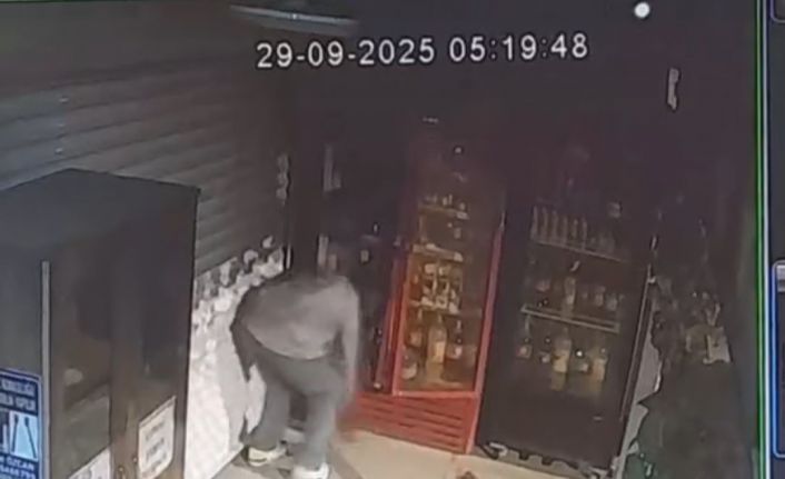 Elazığ’da büfeden hırsızlık kamerada