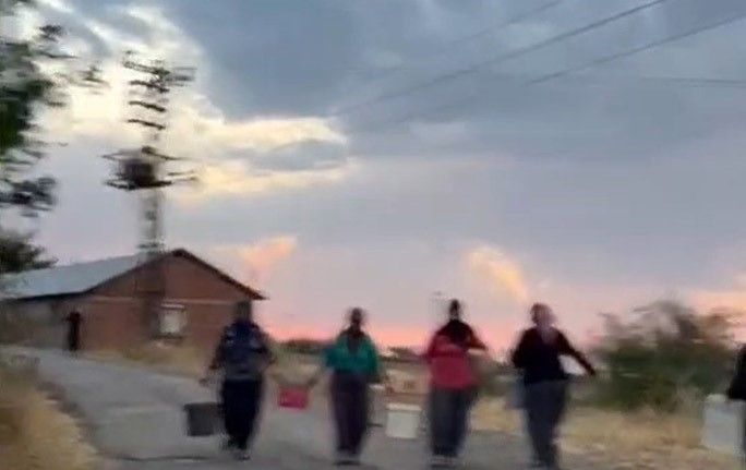 Elazığ’da köy yangını: Bölgeye çok sayıda ekip sevk edildi