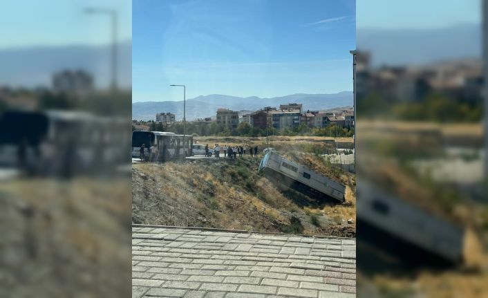 Elazığ’da park halindeki otobüs şarampole yuvarlandı