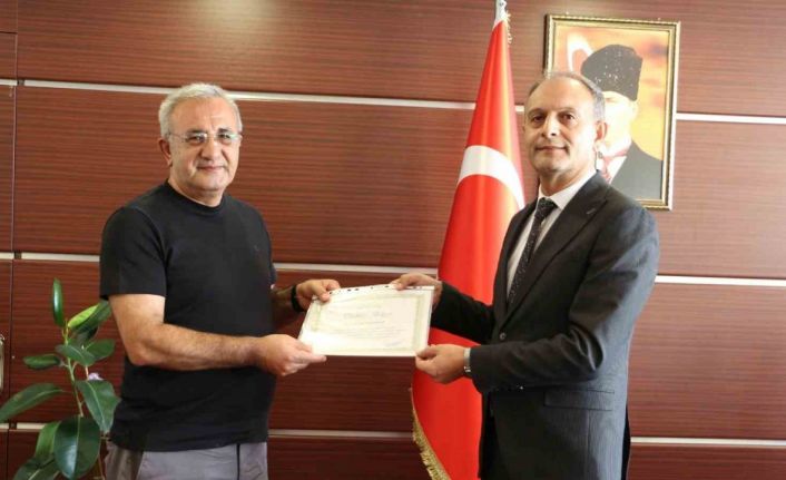 Elazığ’da sigarayı bırakan 2 vatandaşa ‘Teşekkür Belgesi’ verildi