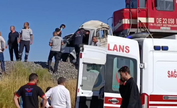 Elazığ’da tren kamyonete çarptı: 1 yaralı