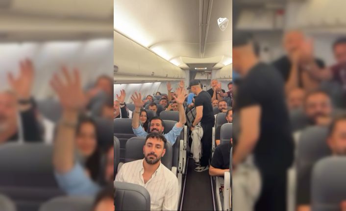 Elazığspor ve taraftarlar galibiyeti uçakta kutladı