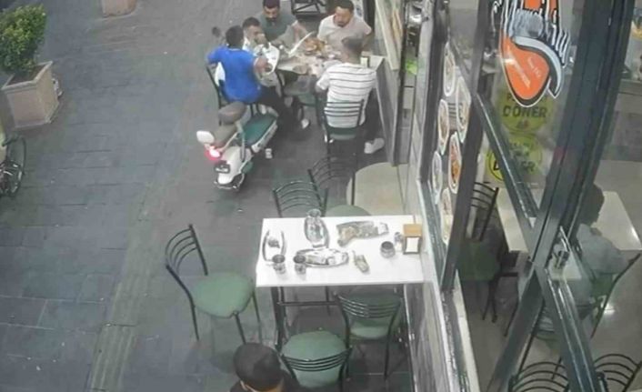 Elektrikli bisiklet yemek yiyenlerin arasına daldı