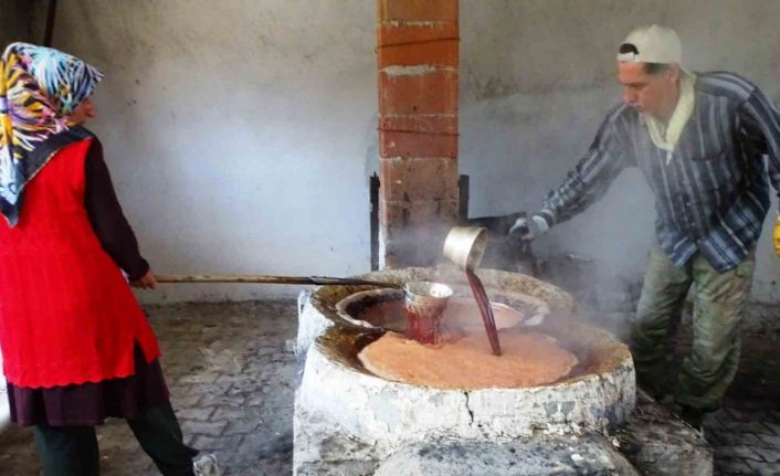 Emet Yağcık köyünde asırlardır eski usulle üzüm pekmezi yapımı geleneği sürdürülüyor