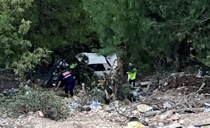 Emet’te uçuruma yuvarlanan araçtaki karı koca yaralandı