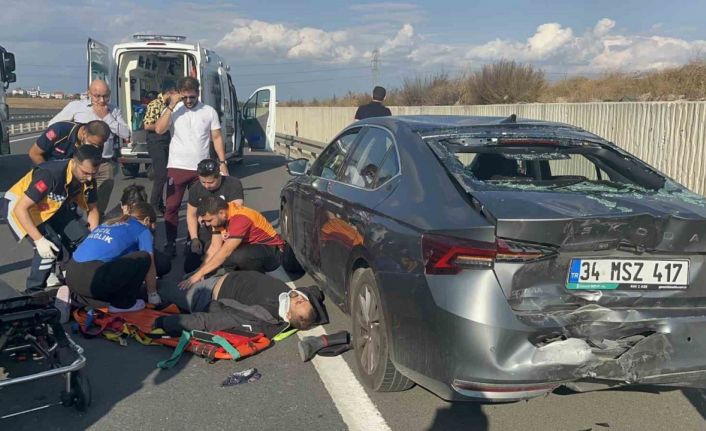 Emniyet şeridindeki otomobile motosiklet çarptı: 1 yaralı